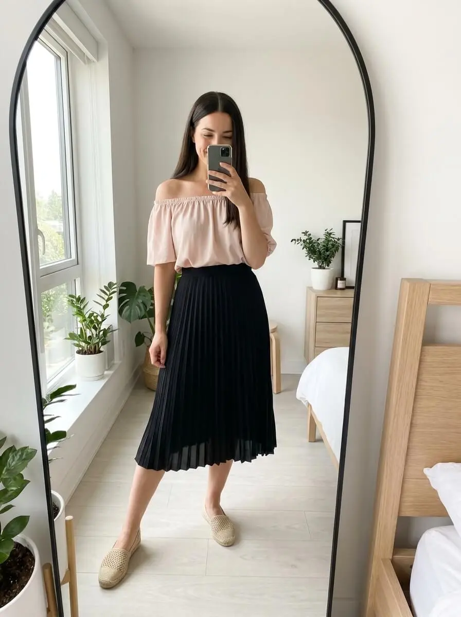 Woman_taking_mirror_selfie_202606301214_2